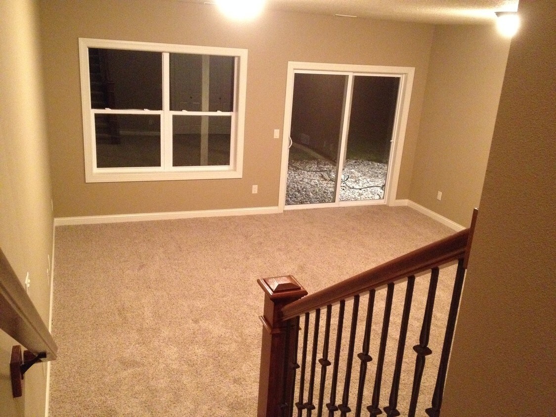 lower living area, 10'ceilings - 2723 London Drive