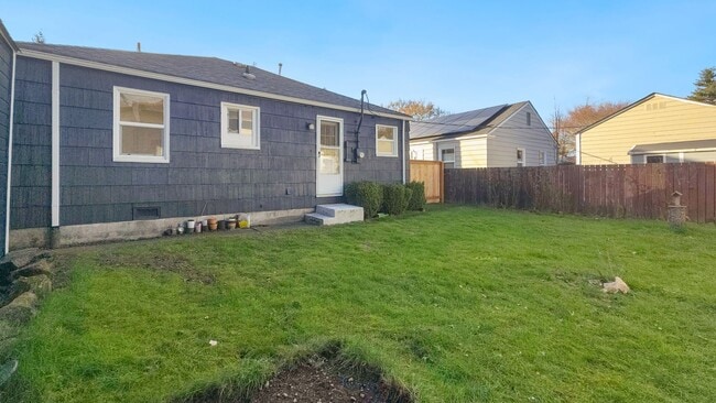 Building Photo - Updated West Seattle Two-Bedroom Home