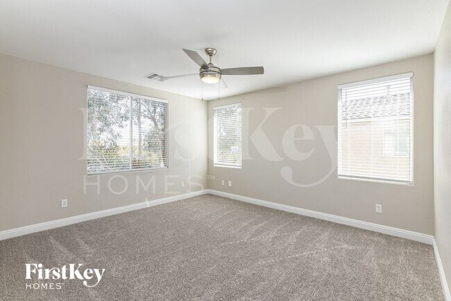 Building Photo - 934 E Shady Charmer Ave