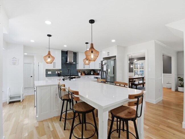 Building Photo - Freshly Refined Home with Generous Space and Timeless Appeal