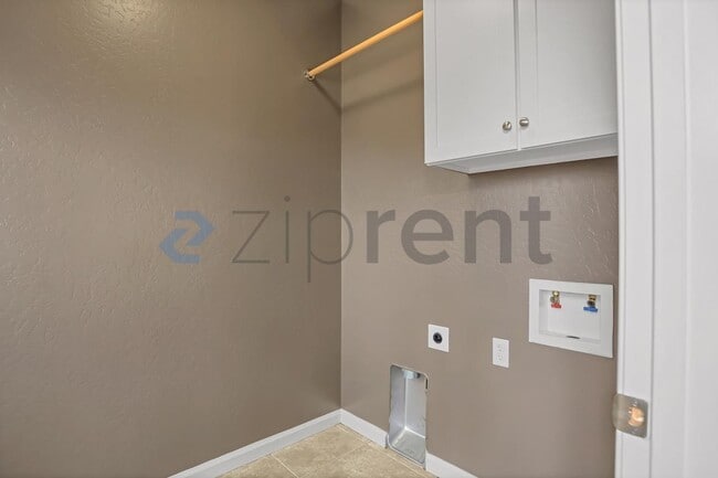 Building Photo - Unit