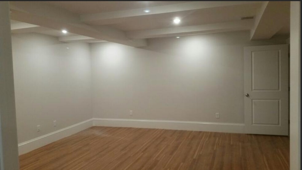 Building Photo - 2044 Beacon St