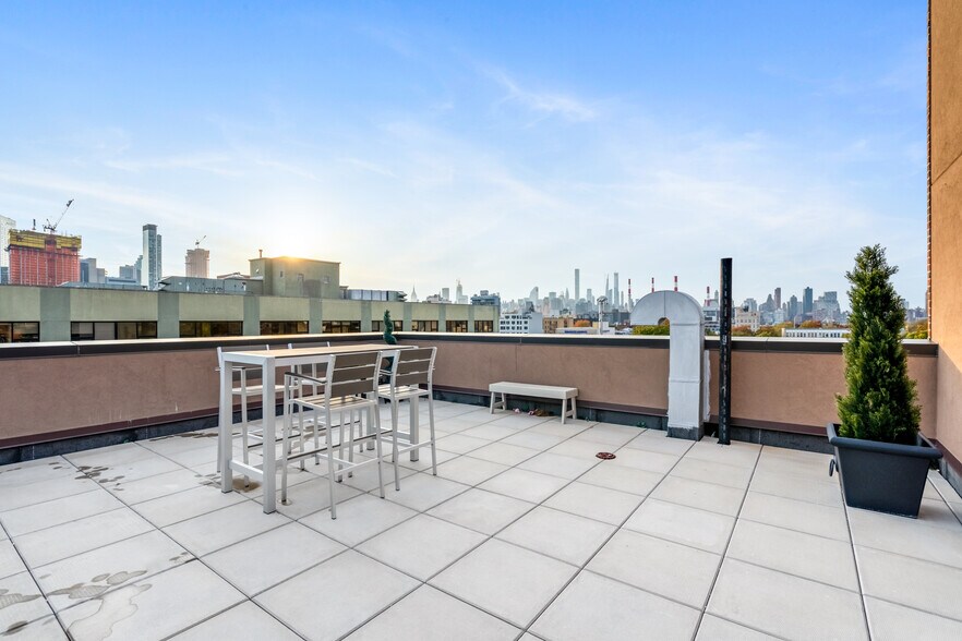 Building Photo - 31-19 37th Ave