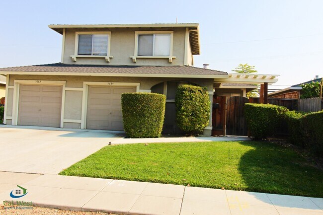 Building Photo - $2995 - Beautiful 2 Bed 1.5 Bath Duplex Av...
