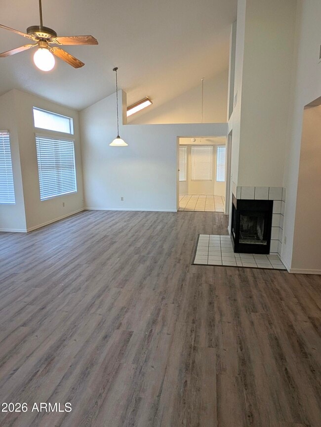 Building Photo - 2325 E Lakecrest Dr