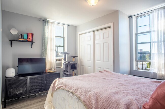 Building Photo - 1614 Summit Ave