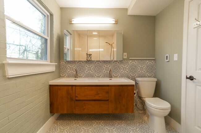 Building Photo - 333 Mathews Ave NE