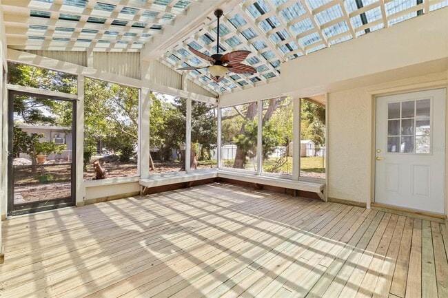 Building Photo - 834 Riverside Dr