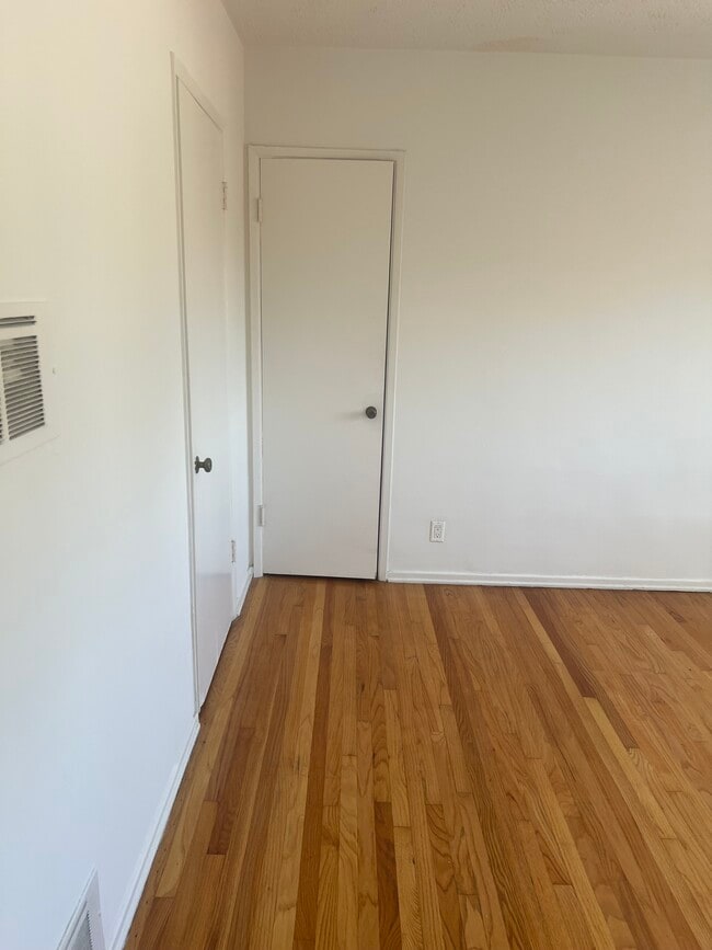 Building Photo - 7625 Willoughby Ave