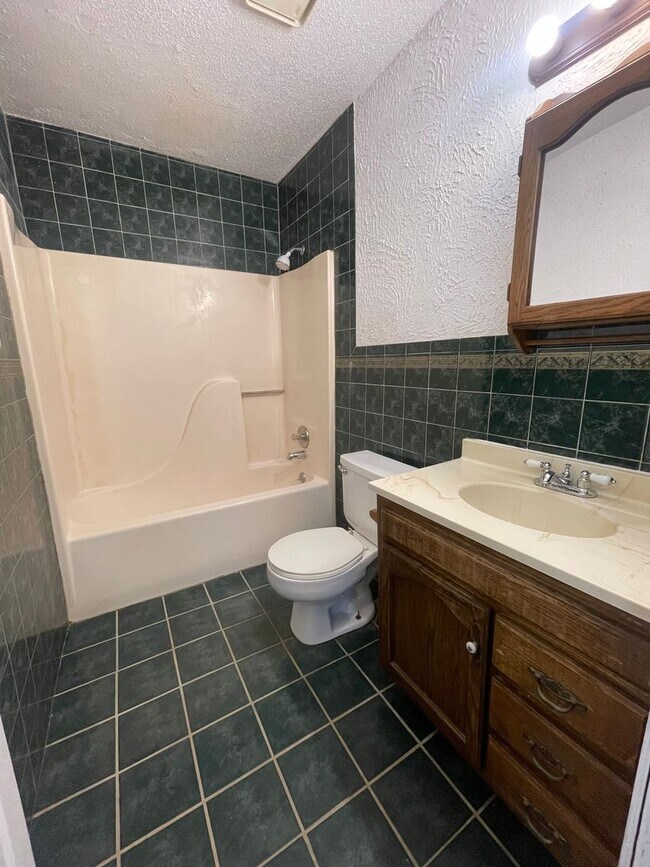 Building Photo - Available Now 3 bedroom 2 full bathroom in...