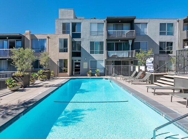 Building Photo - 1745 Camino Palmero St