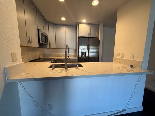 Building Photo - **$300 OFF FIRST MONTHS RENT** Renovated S...