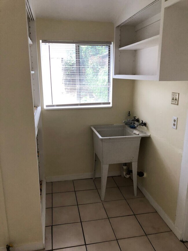 Building Photo - Available Now: 3 Bedroom 1 Bath House