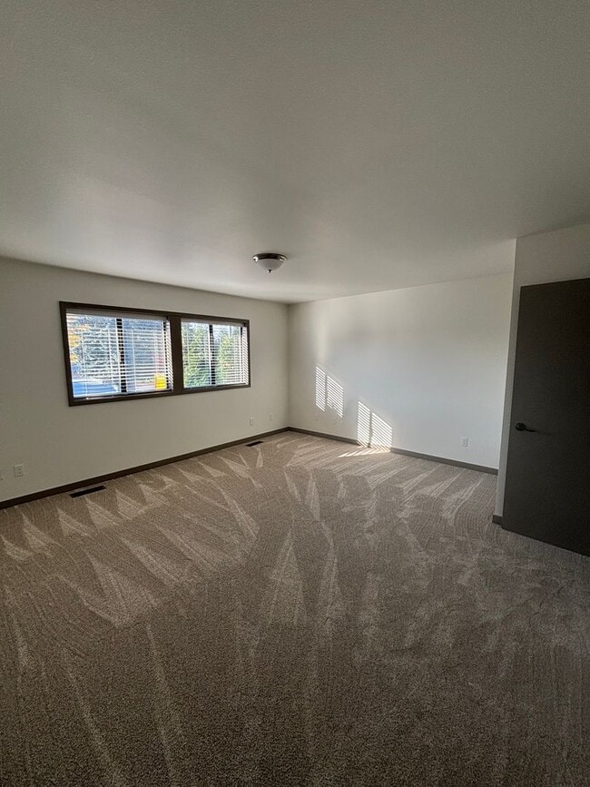 Building Photo - Remodeled Midtown Apartment (APP#244)