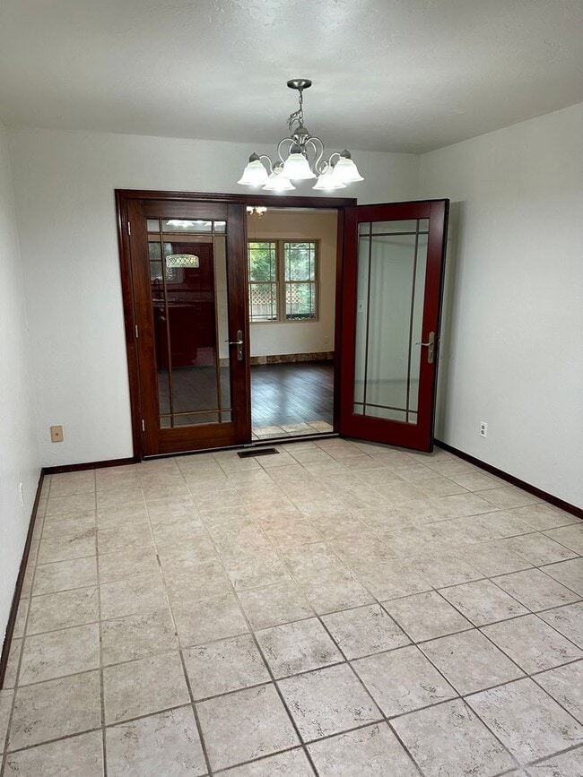 Building Photo - Immaculate major remodeled executive home in West Norman