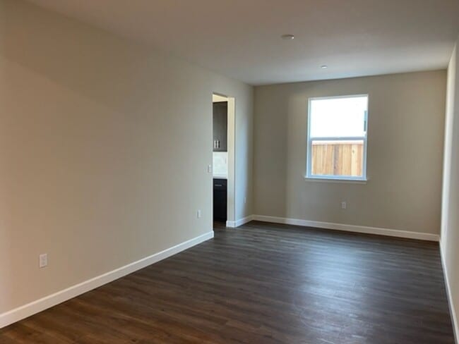 Building Photo - 3 Bedroom 2 Bathroom
