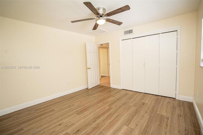 Building Photo - 5613 Pierce St