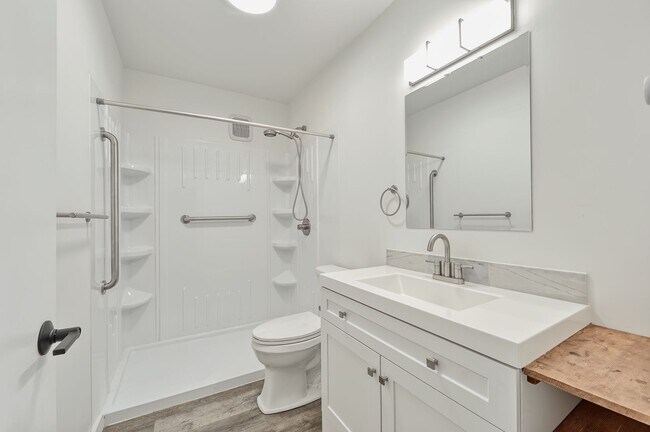 Building Photo - Lovely Apartment in Sehome