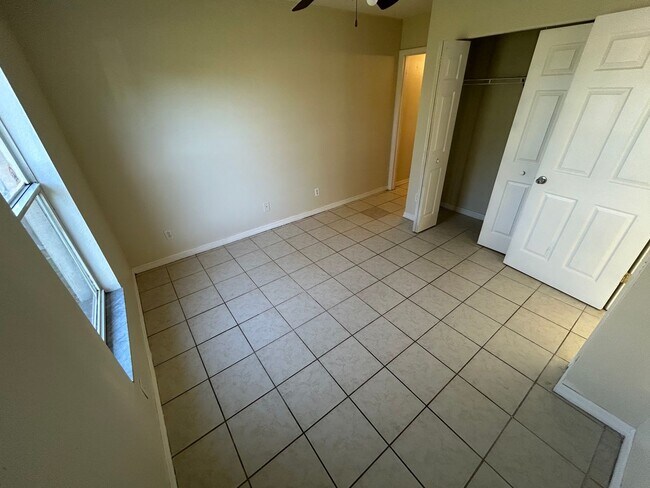 Building Photo - 3 bedroom, 2 bathroom Sarasota home, plus garage and beautiful lot, conveniently located near Dow...