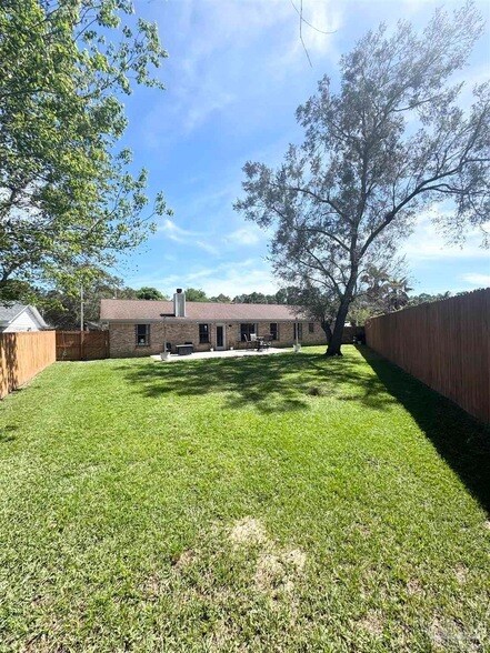 Building Photo - 10936 Oak Valley Dr