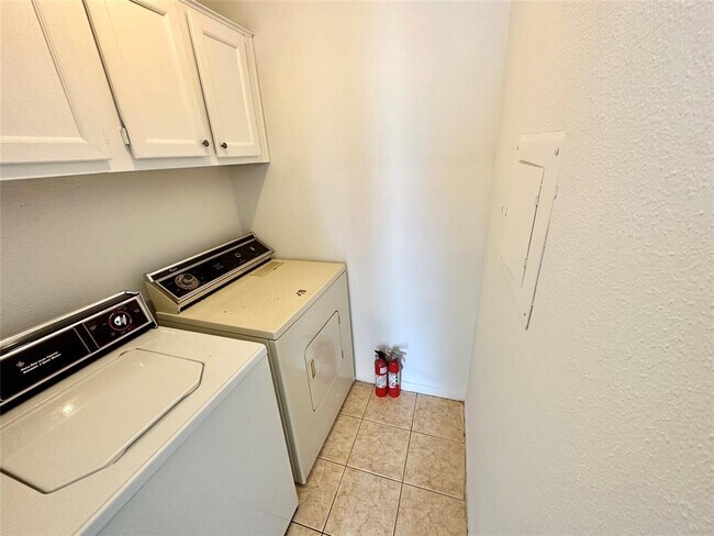 Building Photo - 2300 Old Spanish Trl