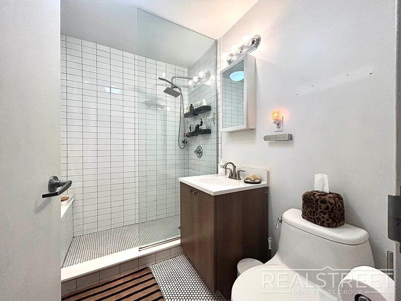 Building Photo - 3 bed 1 bath | Dishwasher + Laundry | Incredible Location!
