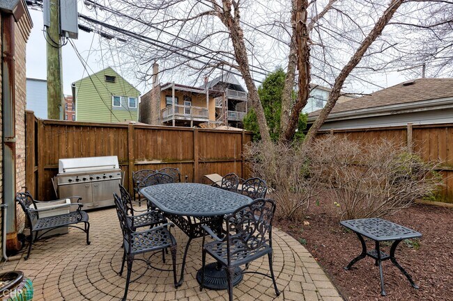 Building Photo - 2663 N Marshfield Ave