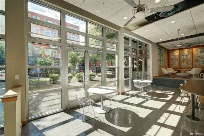 Building Photo - 1bd/1ba Seattle Condo