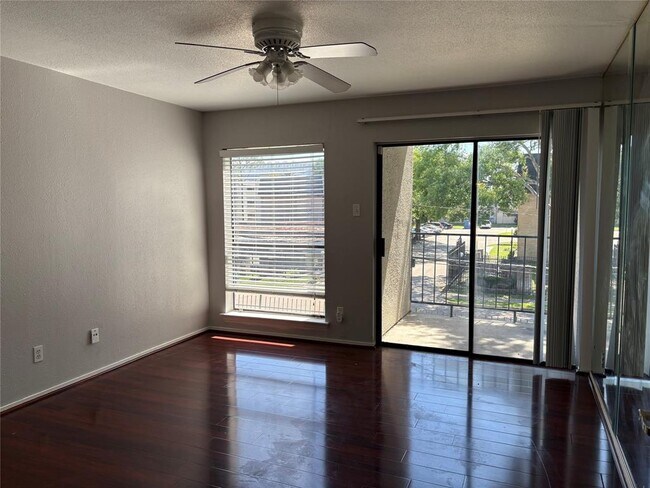 Building Photo - 2822 S Bartell Dr