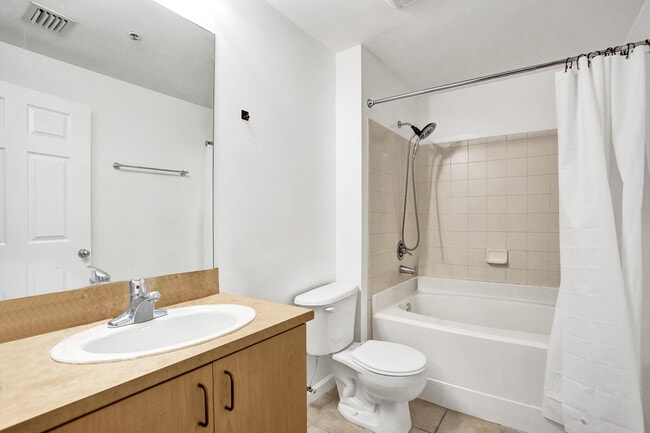 Building Photo - 533 NE 3rd Ave