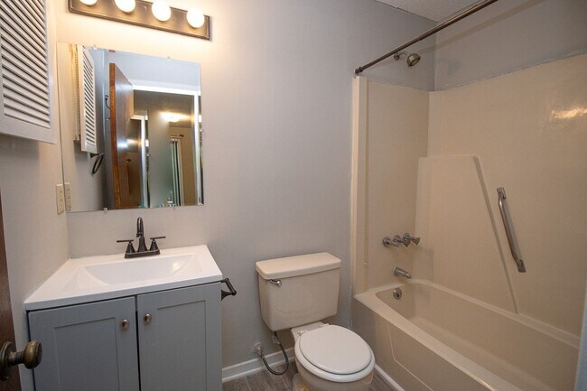 Building Photo - Spacious 2BR 2BA townhome in Village Creek!