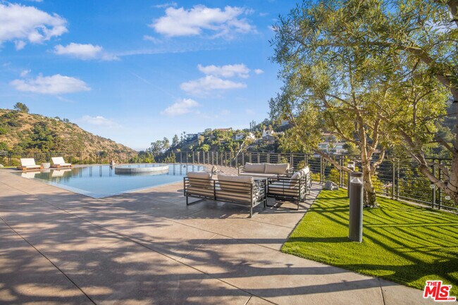Building Photo - 2501 Zorada Dr