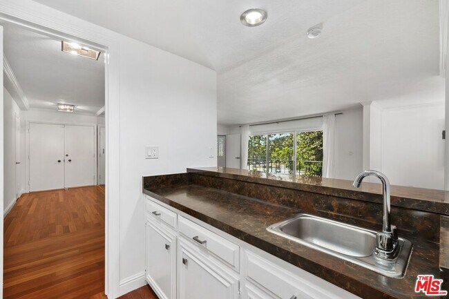 Building Photo - 404 San Vicente Blvd