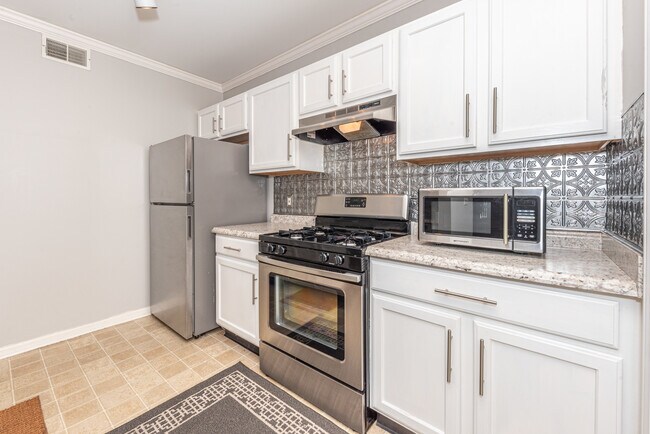 Building Photo - 2646 S Knightsbridge Cir