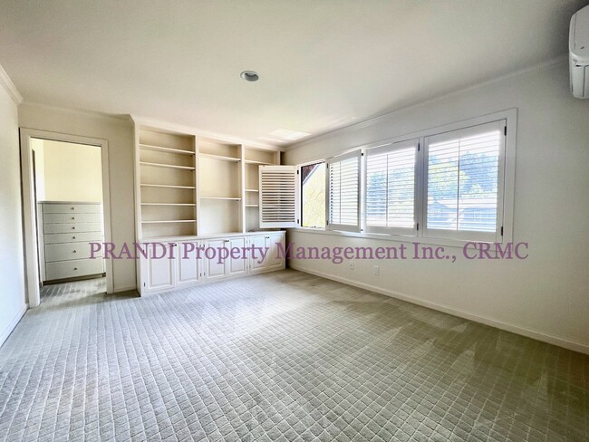 Building Photo - Split Level Condo Just Steps from Downtown