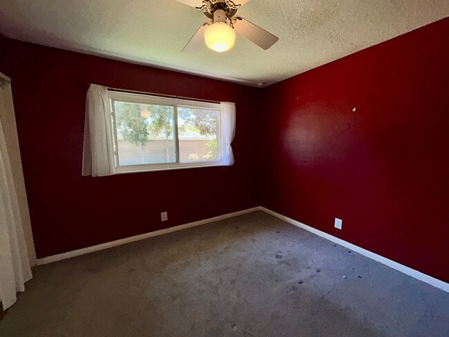Building Photo - 4 Bed / 2 Bath Home for Rent in Huntington Beach