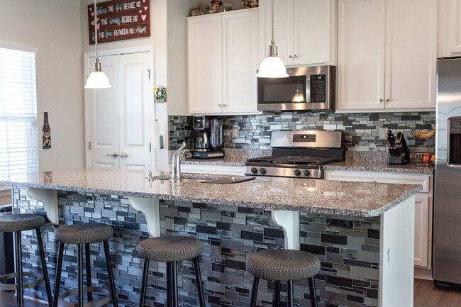 Building Photo - Chesapeake, 3 bedrooms, End Unit- Quick Mo...