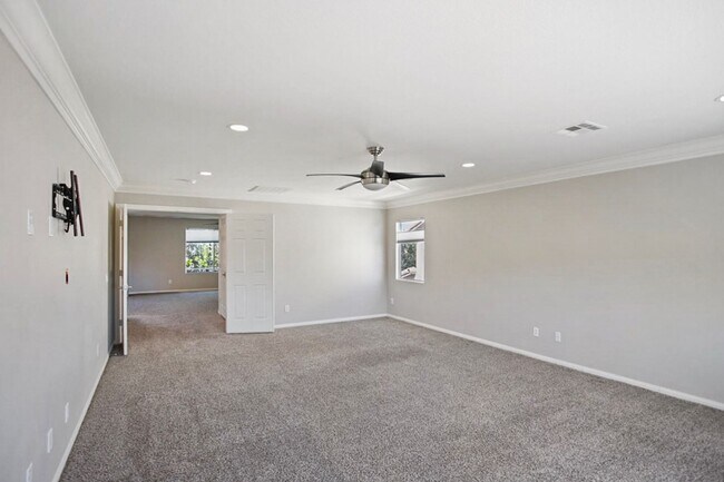 Building Photo - Southwest Pool Home With First Floor Bed And Bath