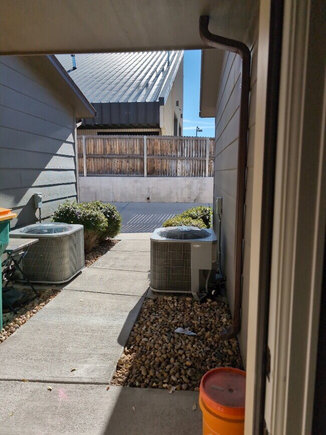 Building Photo - Newer 2BR/2.5BA in Englewood Townhouse with Garage. MOVE IN SPECIAL - $500 off first months rent