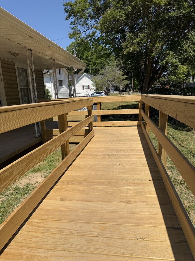 Building Photo - 919 N Walnut St