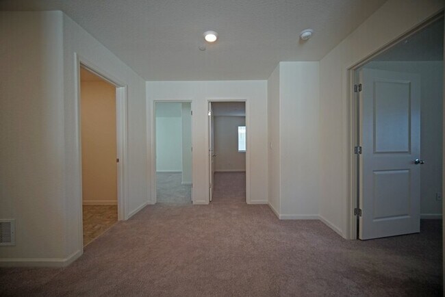 Building Photo - Beautiful 4 Bedroom PLUS office / den in Natomas!