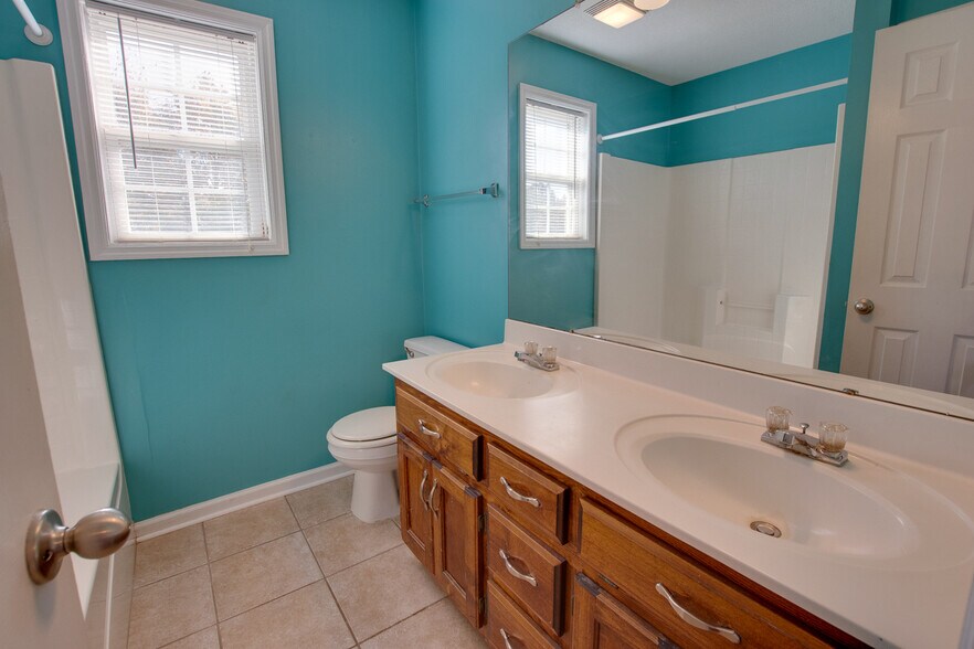 Master Bath - 104 Willow Green Dr