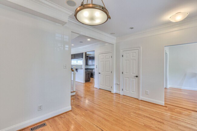 Building Photo - Perfect Brownstone in Sylvan Park near Wes...