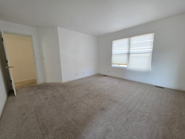 Building Photo - 3996 Blackstone Dr