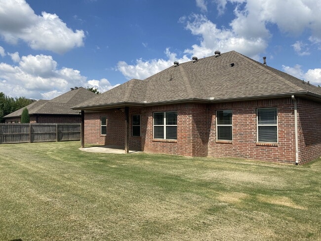 Building Photo - 6202 W Sage Dr