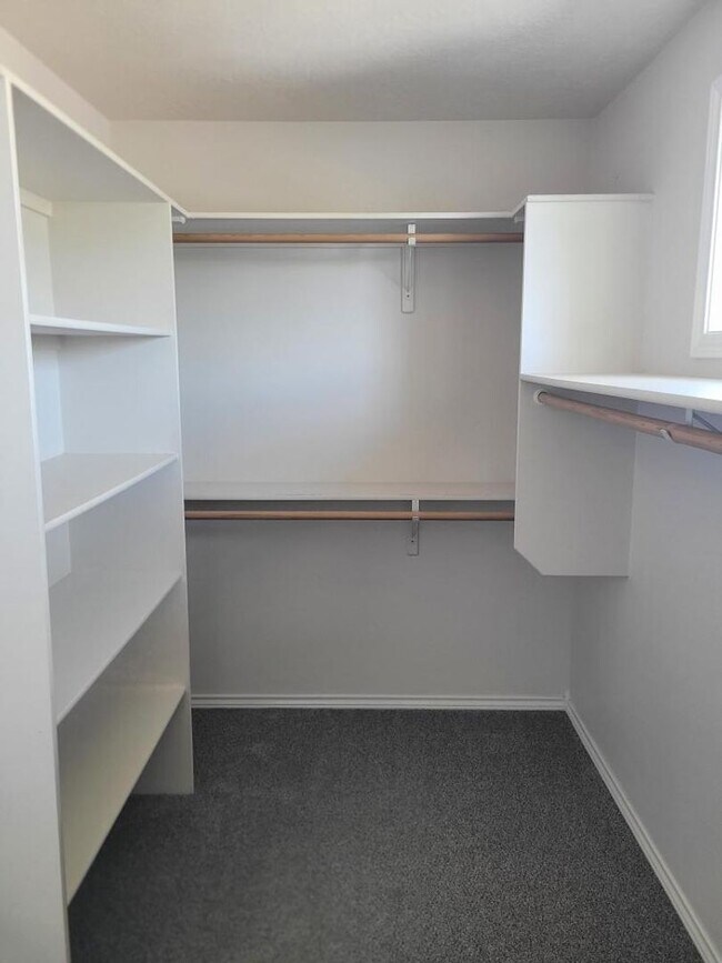 Building Photo - Great Location! 4 bedroom!