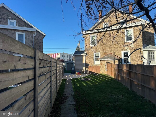 Building Photo - 204 Rosemary Ave