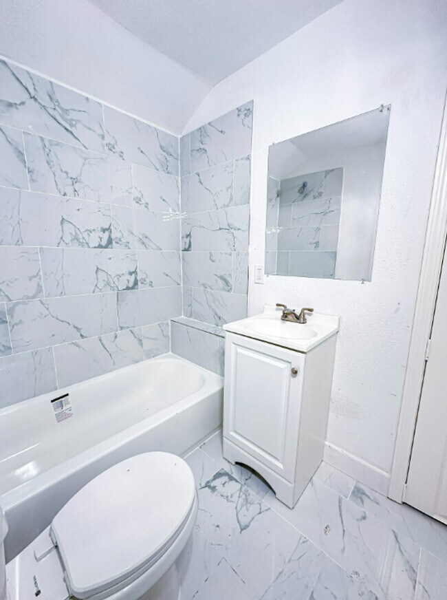 Building Photo - 2555 Pierce St