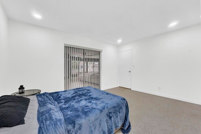 Building Photo - 5921 NE 15th Ave