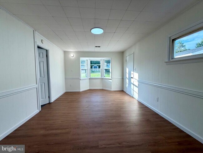 Building Photo - 606 W Beech Rd